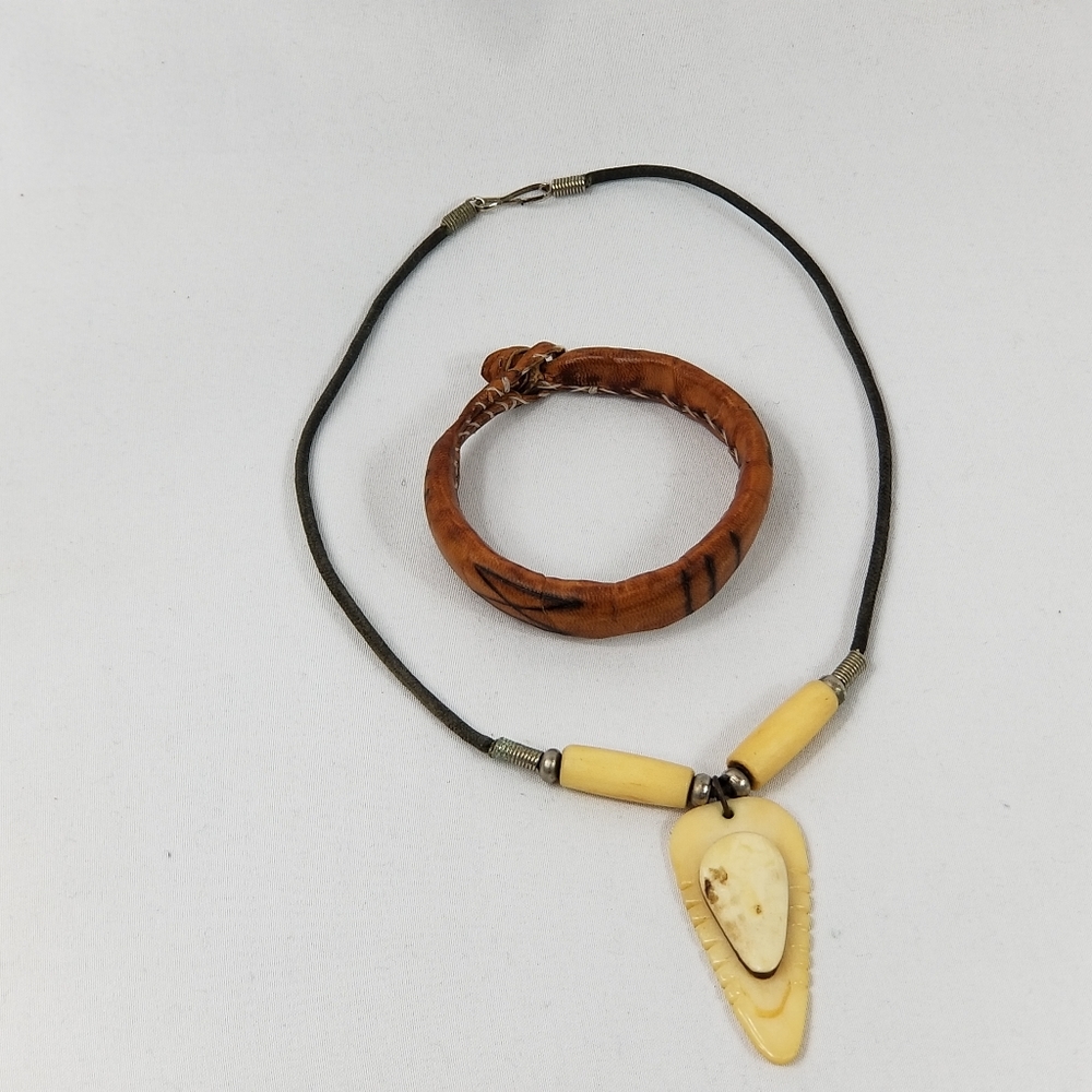 Necklace and bracelet set